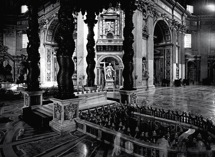 Nella crociera, con il baldacchino berniniano e la Confessione,
dove sono conservate le reliquie di san Pietro.